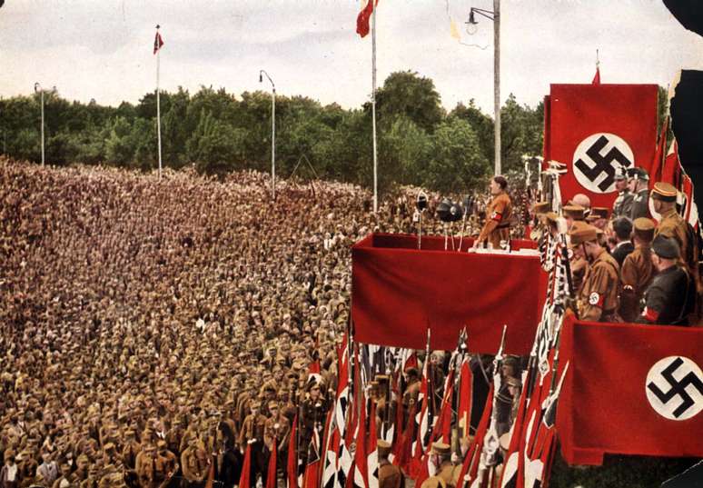 Adolf Hitler discursa para soldados em Dortmund, em 1933; nos anos seguintes, Alemanha pôs em marcha plano para exterminar judeus