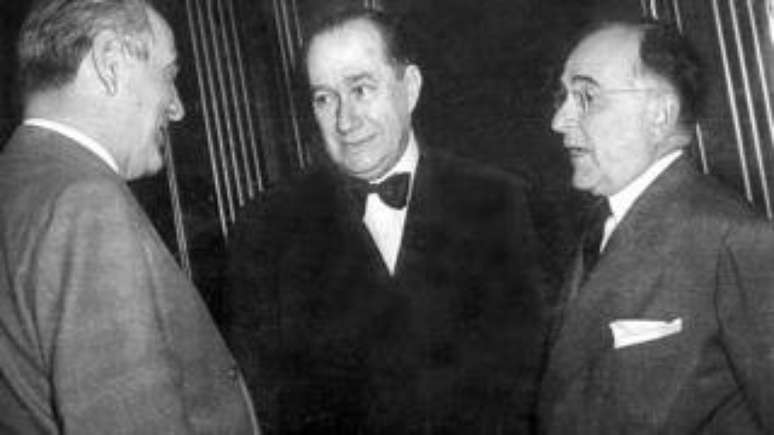 O embaixador Souza Dantas, ao centro, com Oswaldo Aranha (esq.) e Get&uacute;lio Vargas (dir.)