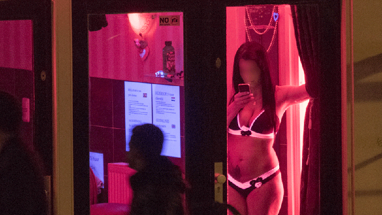 Muitas mulheres não contam para as famílias que trabalham com prostituição. Ter as fotos publicadas nas redes sociais pode ser uma exposição perigosa para elas