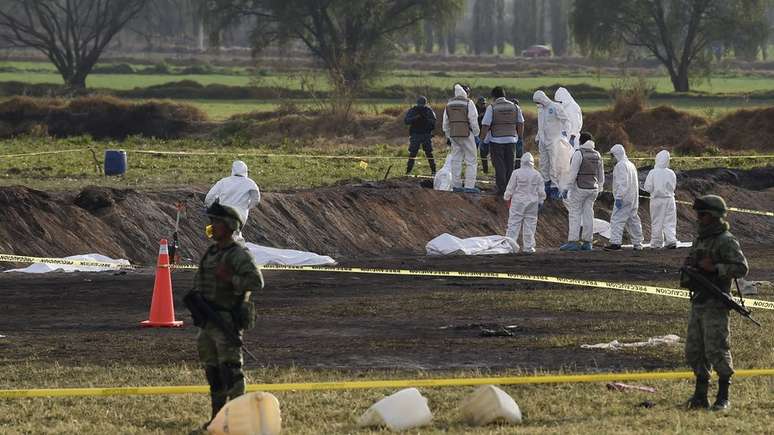 Autoridades mexicanas estão trabalhando para identificar as vítimas da explosão do duto