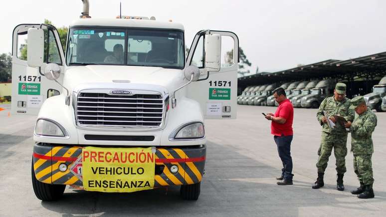 Caminhões-tanque substituiram os dutos na distribuição de combustível no México