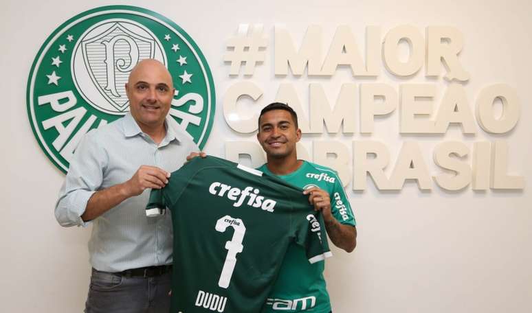 Maurício Galiotte posou com Dudu após acertar a renovação até o fim de 2023 (Foto: Cesar Greco)