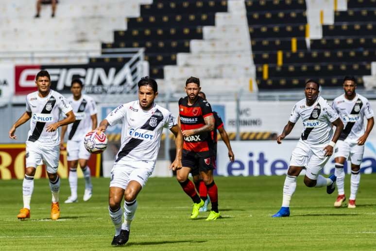 Tiago Real em ação pela Ponte preta, contra o Oeste (Foto:PontePress/Fábio Leoni)