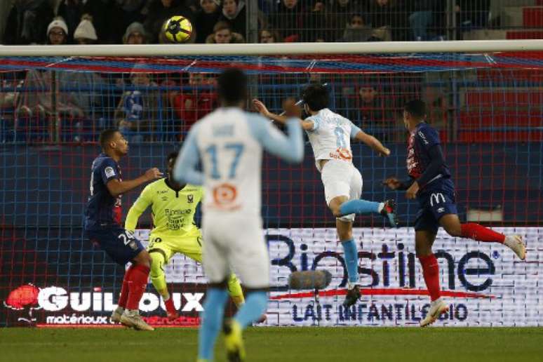 Sanson sobe alto para fazer o gol da vitória do Olympique (Foto: Charly Triballeau / AFP)