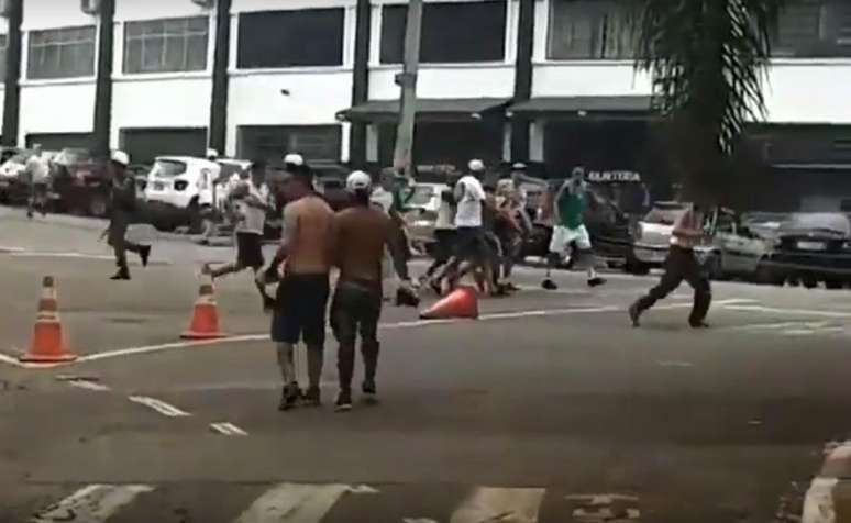 Torcedores de Palmeiras e Ponte Preta entram em confronto em Campinas (Imagem: Reprodução de internet)