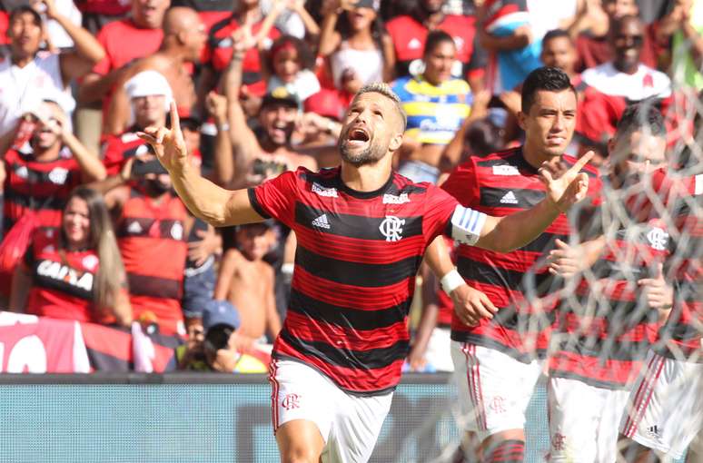 Diego, do Flamengo, comemora após marcar gol na partida contra o Bangu, válida pela 1ª rodada da Taça Guanabara (1º turno do Estadual do Rio de Janeiro), no Estádio do Maracanã, na zona norte do Rio, na tarde deste domingo.
