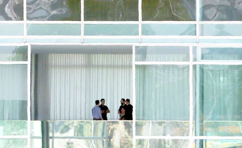O ministro das Relações Exteriores, Ernesto Araújo, e o deputado federal Eduardo Bolsonaro (PSL-SP) conversam com o presidente Jair Bolsonaro, no Palácio da Alvorada, em Brasília, neste domingo, 20.