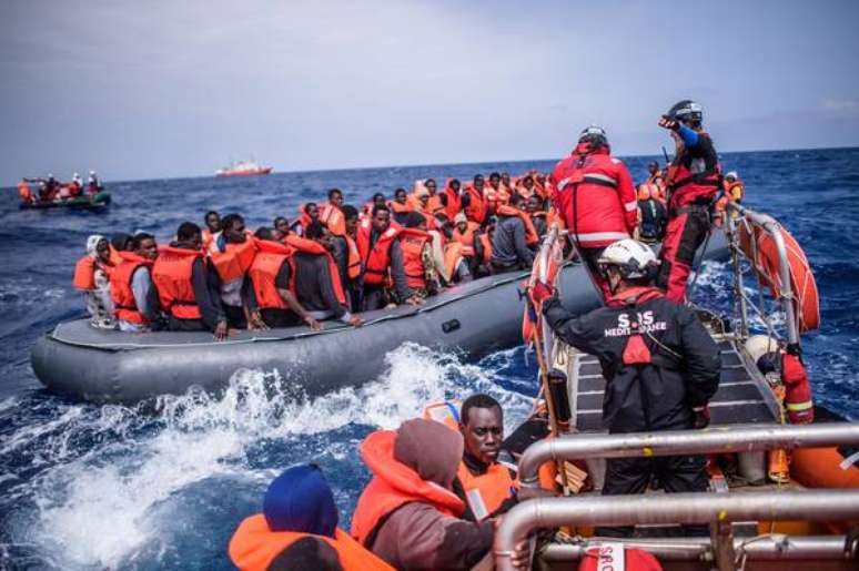 Naufrágio de 170 migrantes no mar gera polêmica na Itália