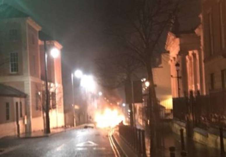 Irlanda do Norte investiga explosão de suposto carro-bomba