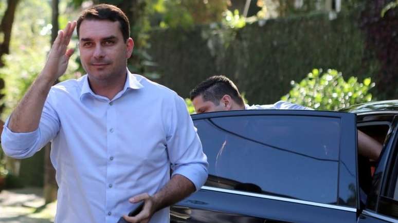 'Eu sou empres&aacute;rio. O que eu ganho na minha empresa &eacute; muito mais do que eu ganho como deputado. Eu n&atilde;o vivo s&oacute; do sal&aacute;rio como deputado', disse Fl&aacute;vio Bolsonaro sobre o volume de dinheiro que movimentou quando era deputado estadual