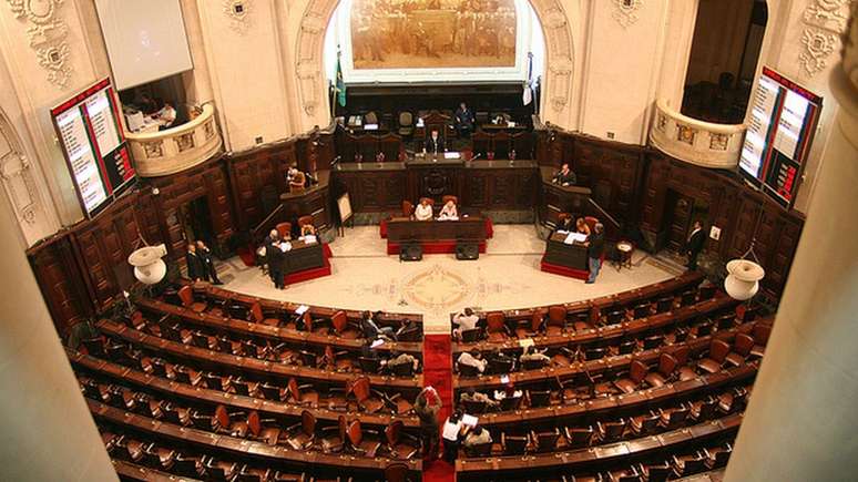 Opera&ccedil;&otilde;es de Fl&aacute;vio Bolsonaro e Fabr&iacute;cio Queiroz foram feitas em datas diferentes, mas guardam semelhan&ccedil;a por serem dep&oacute;sitos fracionados feitos em esp&eacute;cie
