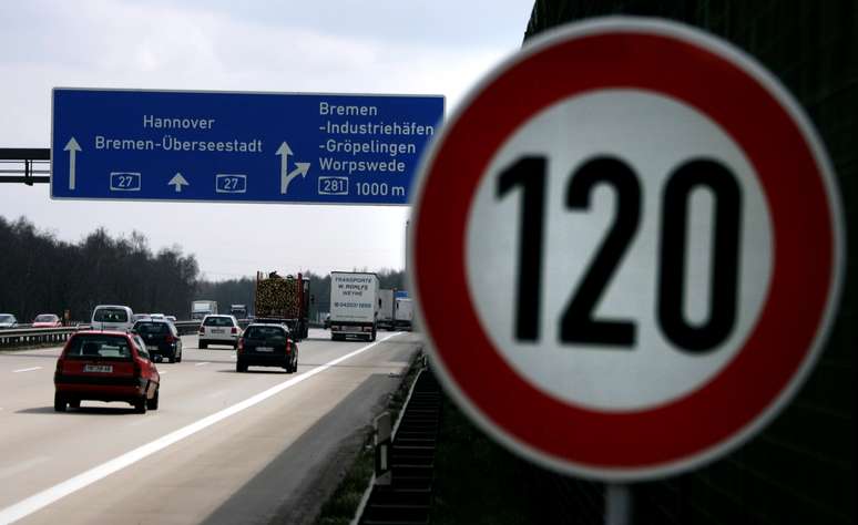Em um trecho da Autobahn, limite de velocidade é de 120 km/h próximo de Bremen, na Alemanha