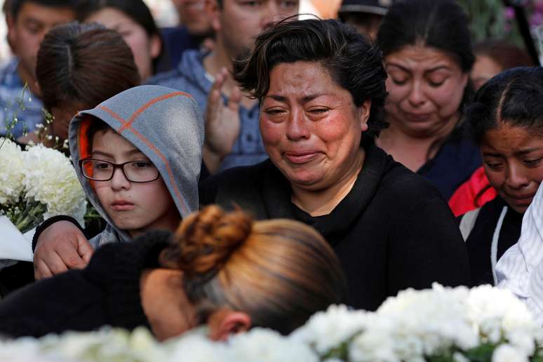 Familiares de homem que morreu em explosão de oleoduto no México choram durante funeral