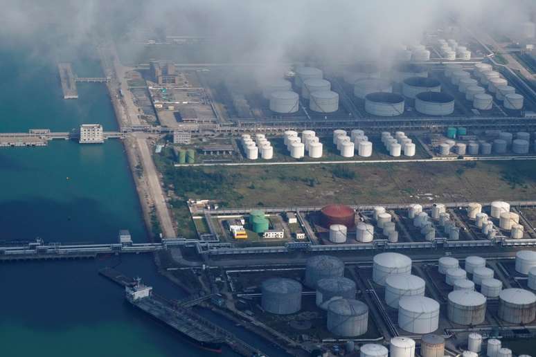 Tanques de amazenagem de petróleo em Zhuhai, na China 
22/10/2018
 REUTERS/Aly Song