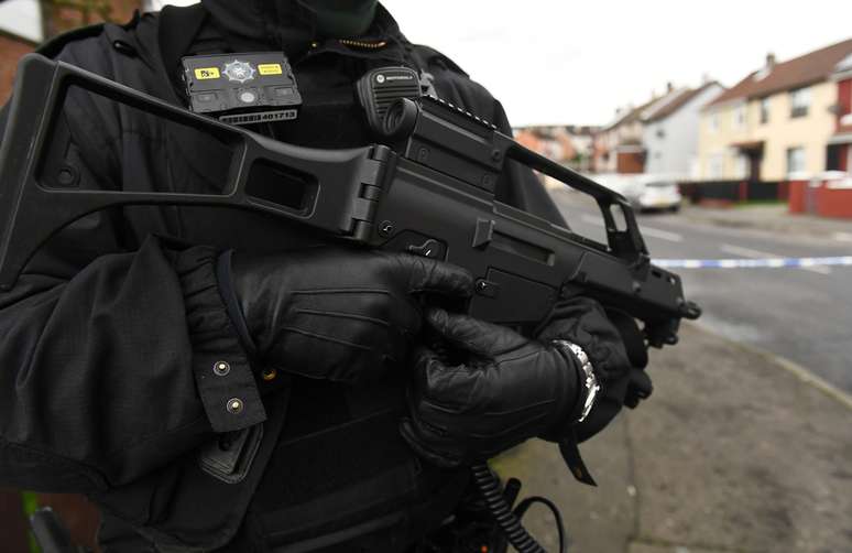 Policial armado em local isolado após alerta de segurança em Londonderry, na Irlanda do Norte 21/01/2019 REUTERS/Clodagh Kilcoyne