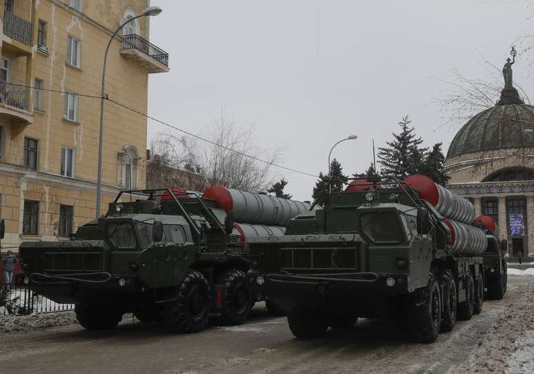 M&iacute;sseis S-400 russos em parada militar em Volgogrado 02/02/2018 REUTERS/Tatyana Maleyeva