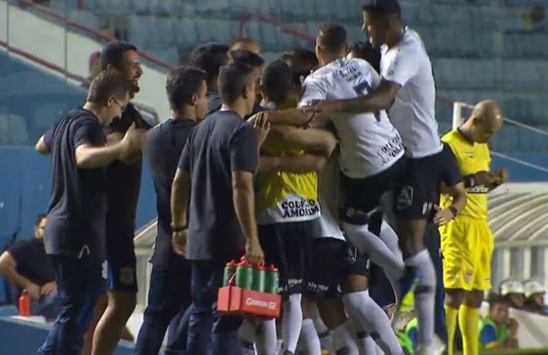 Jogadores do Corinthians comemoram gol na Copinha (Foto: Reprodução)