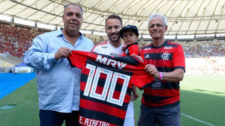 Everton Ribeiro recebeu camisa com número 100 às costas (Alexandre Vidal / Flamengo)