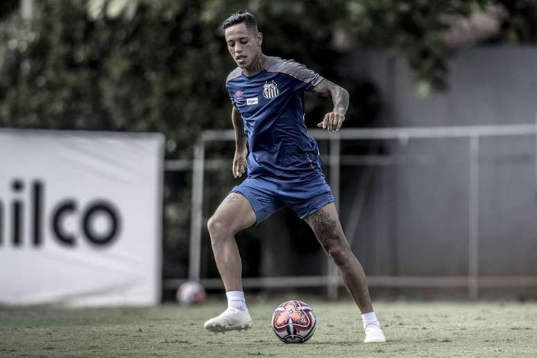 Orinho espera seguir bem cotado com Sampaoli para ser o titular da lateral esquerda (Foto: Ivan Storti/Santos)