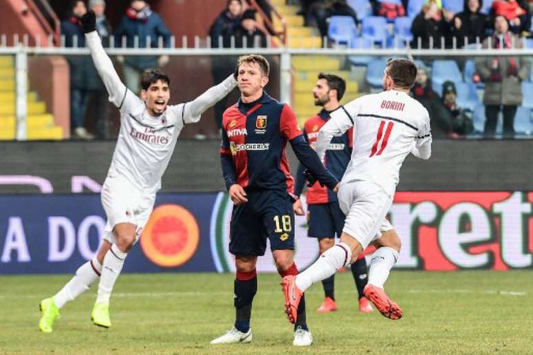 Borini fez o primeiro gol do Milan na partida (Foto: Miguel Medina / AFP)