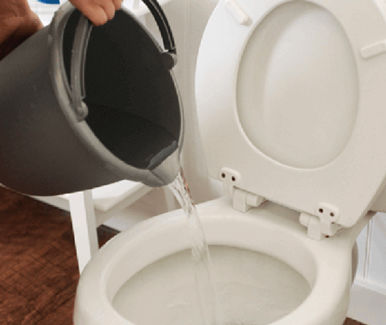 6- Como desentupir vaso com água sanitária e detergente é um método simples, utilize esses produtos com frequência para evitar futuros entupimentos. Fonte: Desentupidora em Porto Alegre