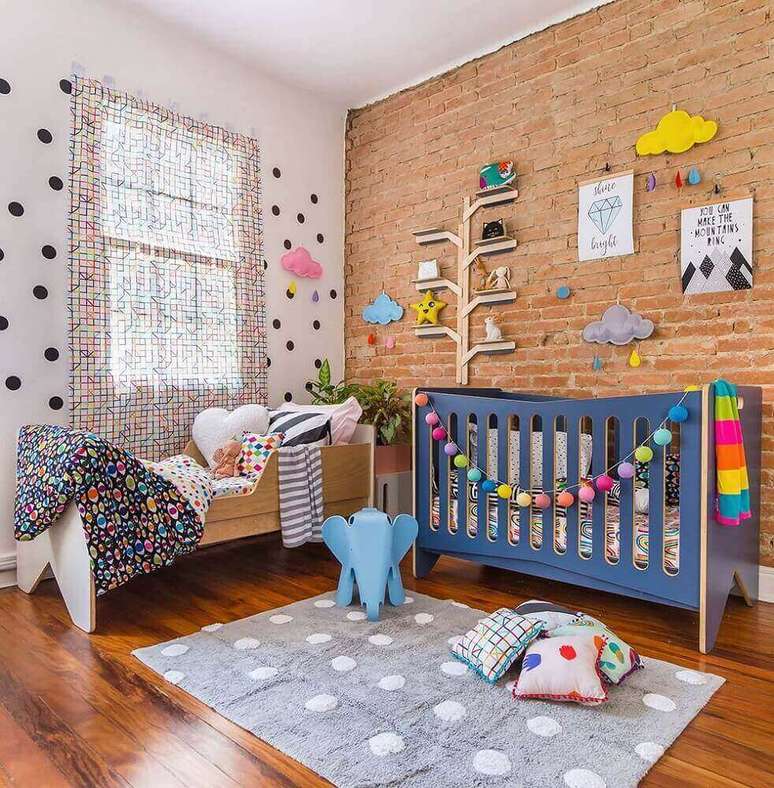 12. Para deixar o quarto de bebê moderno mais divertido e infantil vale investir em vários objetos decorativos que sejam bem coloridos – Foto: Pinterest