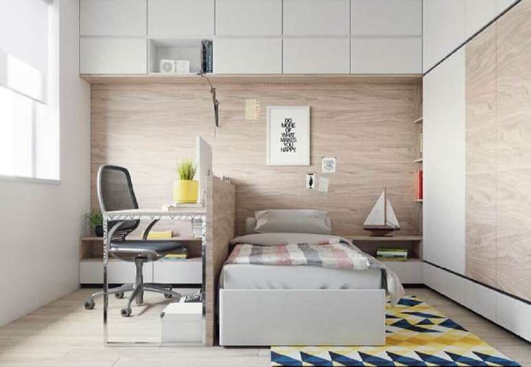 9. Decoração clean para quarto de solteiro moderno com bancada de estudo e tapete estampado – Foto: Neu dekoration stile