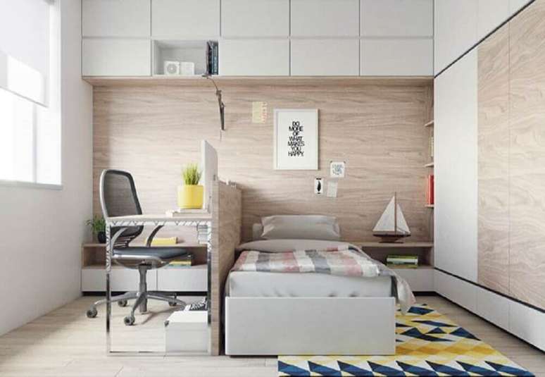 9. Decora&ccedil;&atilde;o clean para quarto de solteiro moderno com bancada de estudo e tapete estampado &ndash; Foto: Neu dekoration stile
