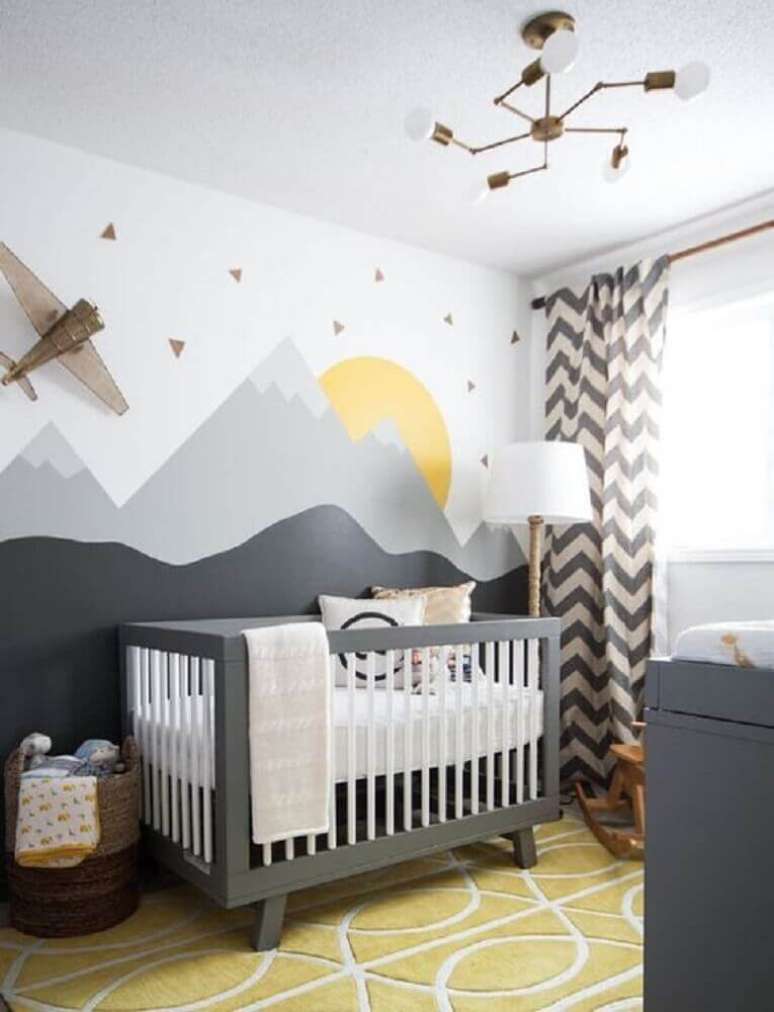 17. Decoração em tons de cinza para quarto de bebê moderno com cortinha de chevron e adesivos de parede imitando paisagem – Foto: Leclair Decor