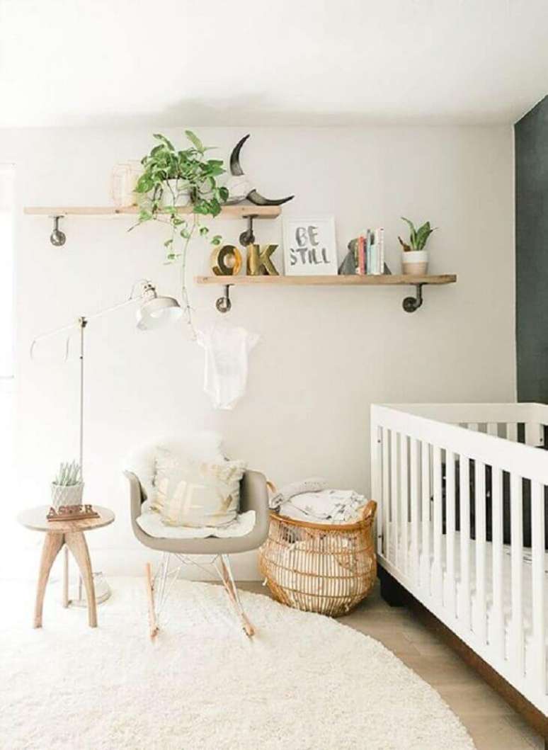 7. Decoração clean para quarto de bebê moderno todo branco com tapete redondo e plantas na decoração – Foto: Wondere woonwereld