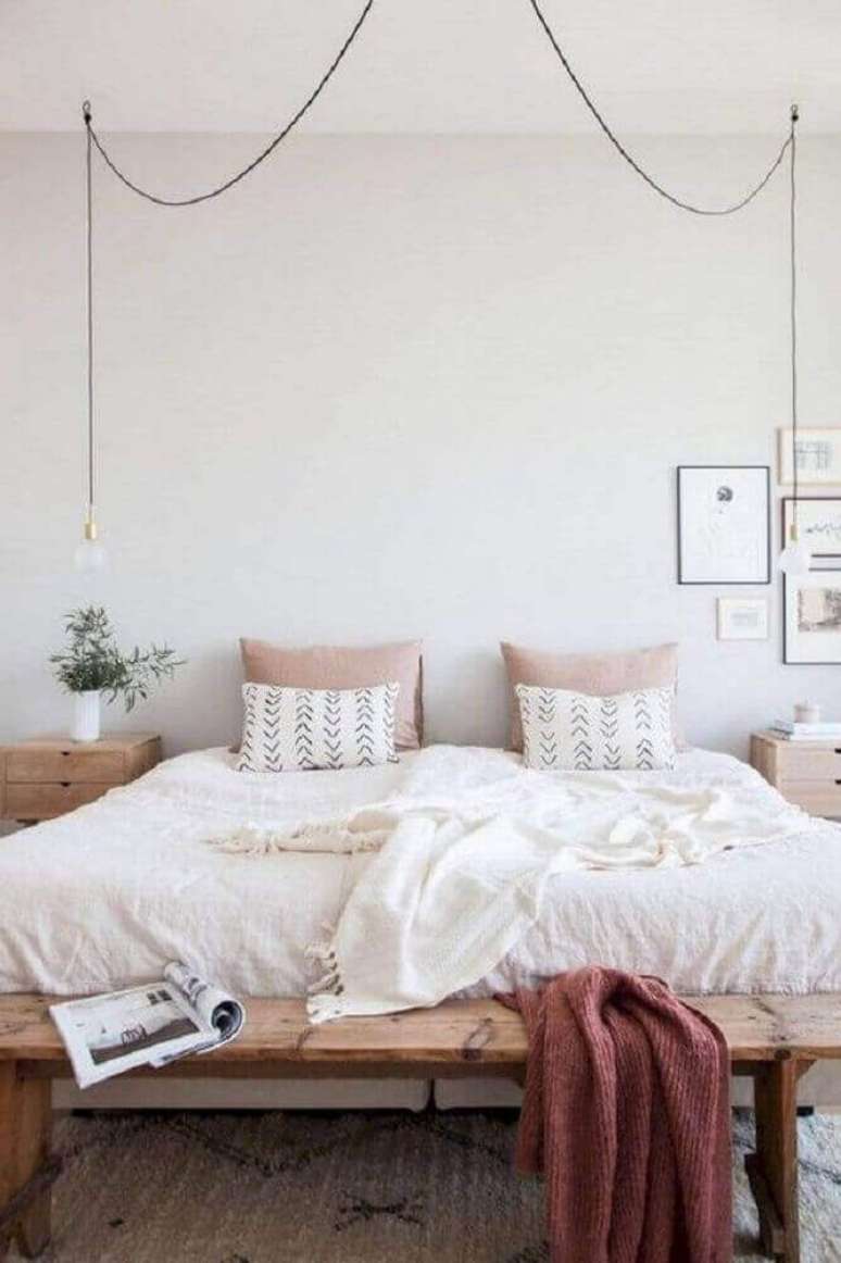 28. Decoração minimalista para quarto de casal moderno em tons de rosa pastel e branco com móveis de madeira clara – Foto: Mushka Bazar