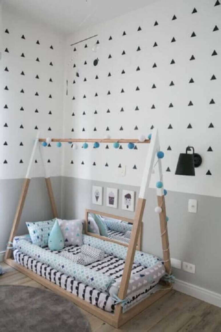32. Decoração montessoriana para quarto de bebê moderno cinza e branco – Foto: Pinterest