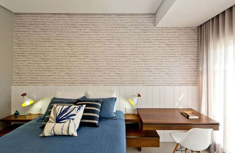 33. Decoração neutra para quarto moderno de solteiro com papel de parede de tijolinho e móveis planejados – Foto: Espaço do Traço Arquitetura