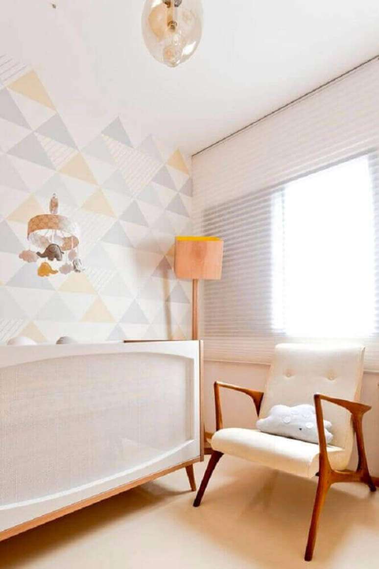 8. Decoração delicada em tons neutros para quarto de bebê moderno com papel de parede e luminária de madeira – Foto: Pinterest