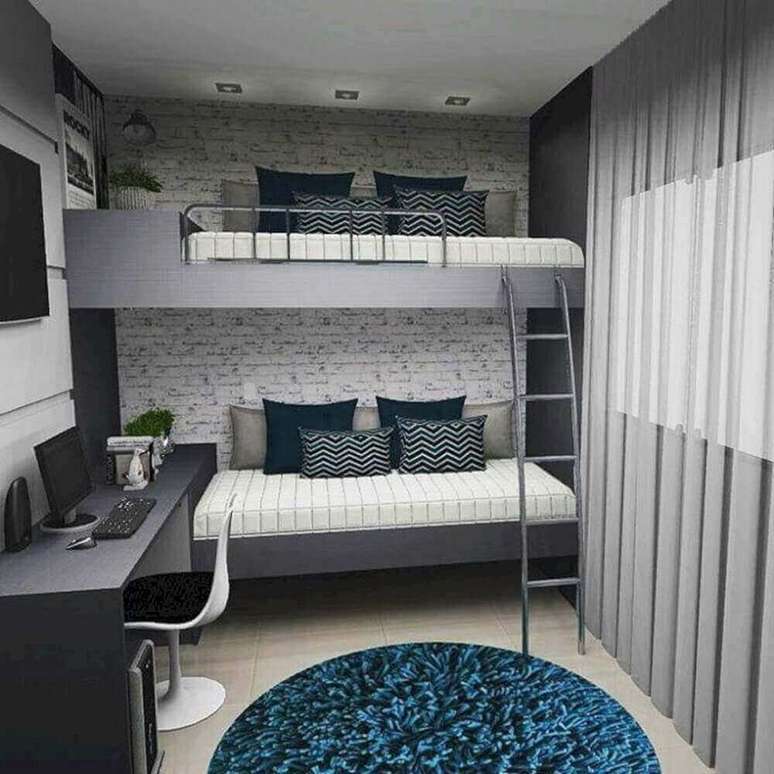 45. Decoração em tons de cinza para quartos modernos pequenos com beliche e bancada de estudos- Foto: The Holk