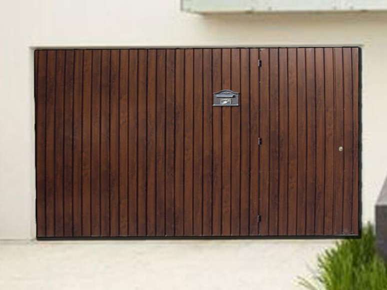 41. Portão de madeira com porta embutida. Foto de Pinterest