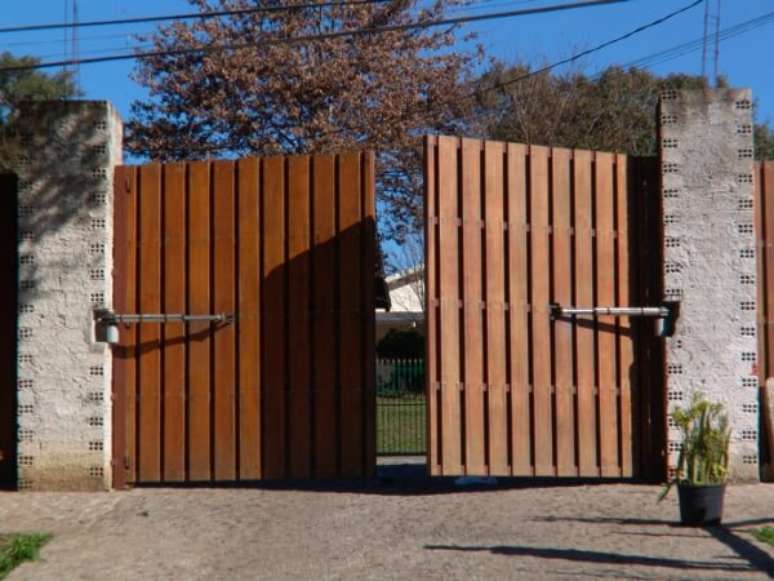 17. Modelo de portão de madeira para garagem de abrir. Foto de Formigoni Portas e Janelas