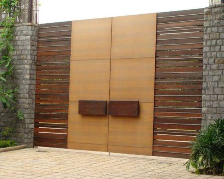 53. Portão de madeira de abrir com puxadores de madeira. Foto de Pinterest