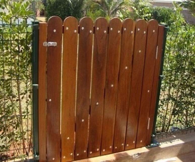 20. Existem níveis diferentes de dificuldade, um portão de madeira pequeno pode ser mais simples de fazer. Foto de Tampa Roofer
