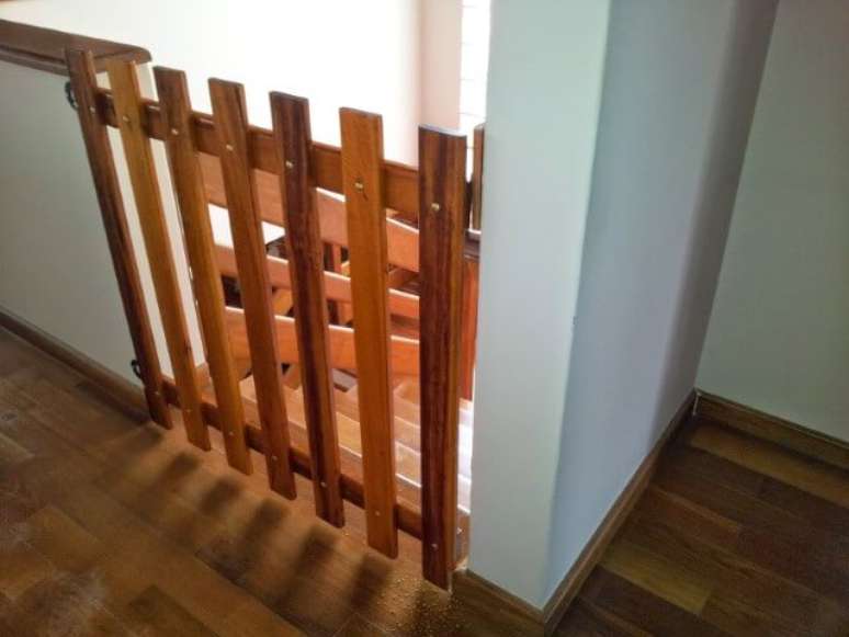 22. Se o portão de madeira for ser usado dentro de casa, é importante ter bastante cuidado na hora de fazê-lo. Foto de RRR Madeira