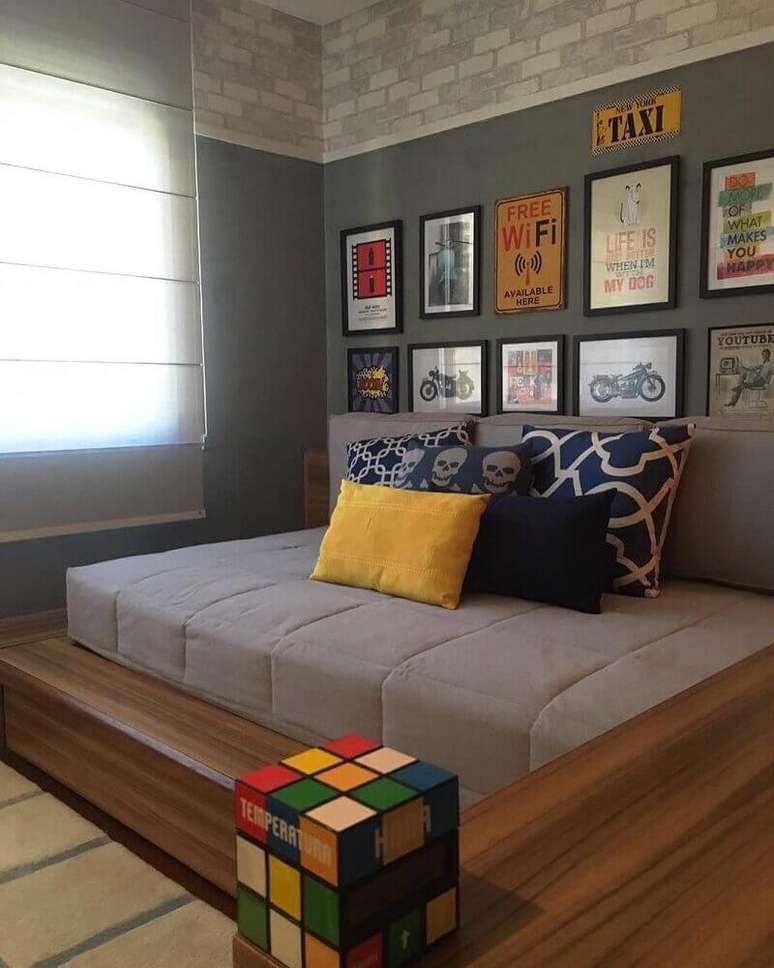 6. Aqui o quarto masculino jovem ganhou quadros divertidos para dar uma descontraída na decoração mais neutra – Foto: Pinterest