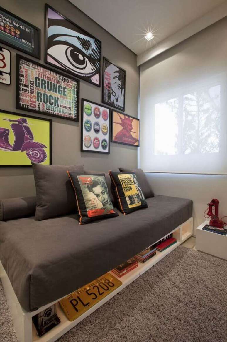 48. Quartos modernos podem ganhar detalhes mais divertidos utilizando quadros e objetos decorativos bem coloridos &ndash; Foto: Bored Art