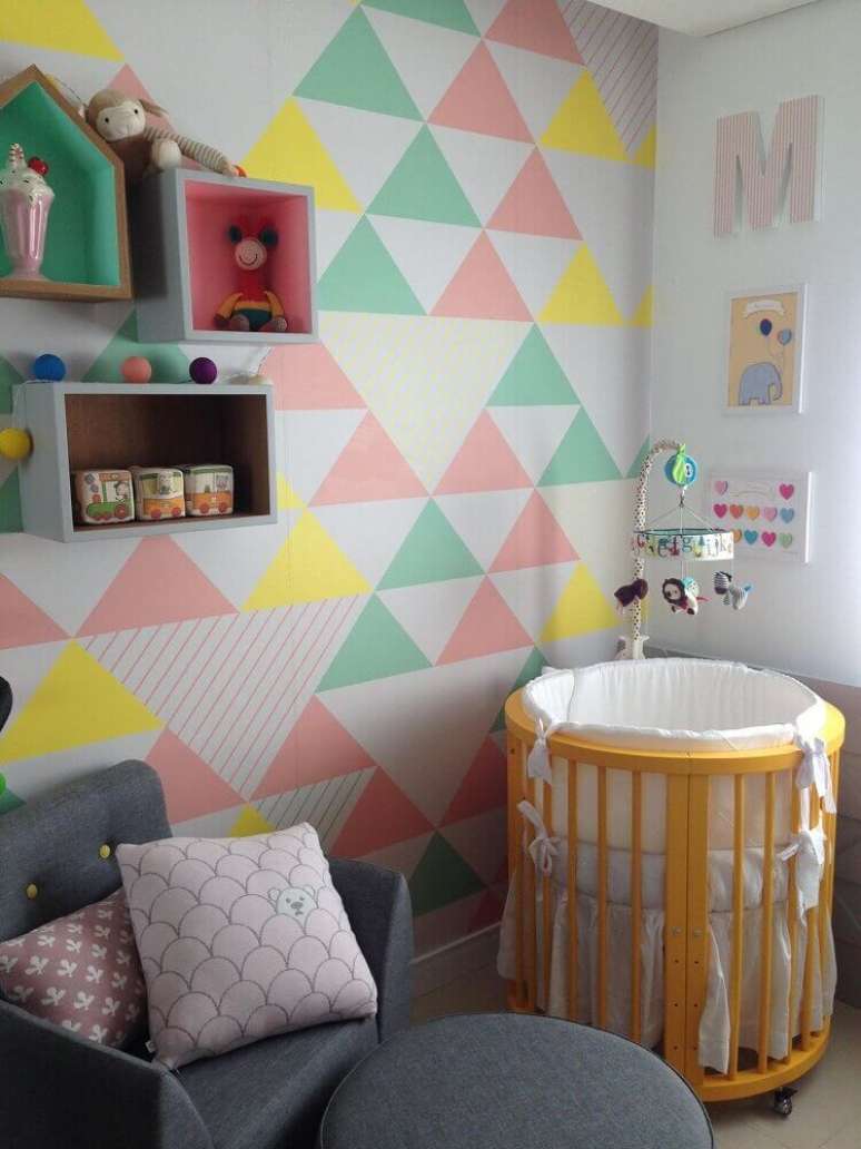 50. Invista em um papel de parede mais colorido para alegrar a decoração do seu quarto de bebê moderno – Foto: Maíra Schaeffer