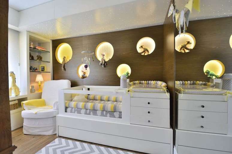 51. O quarto de bebê moderno decorado com nichos redondos com iluminação embutida ficou super charmoso – Foto: BG Arquitetura