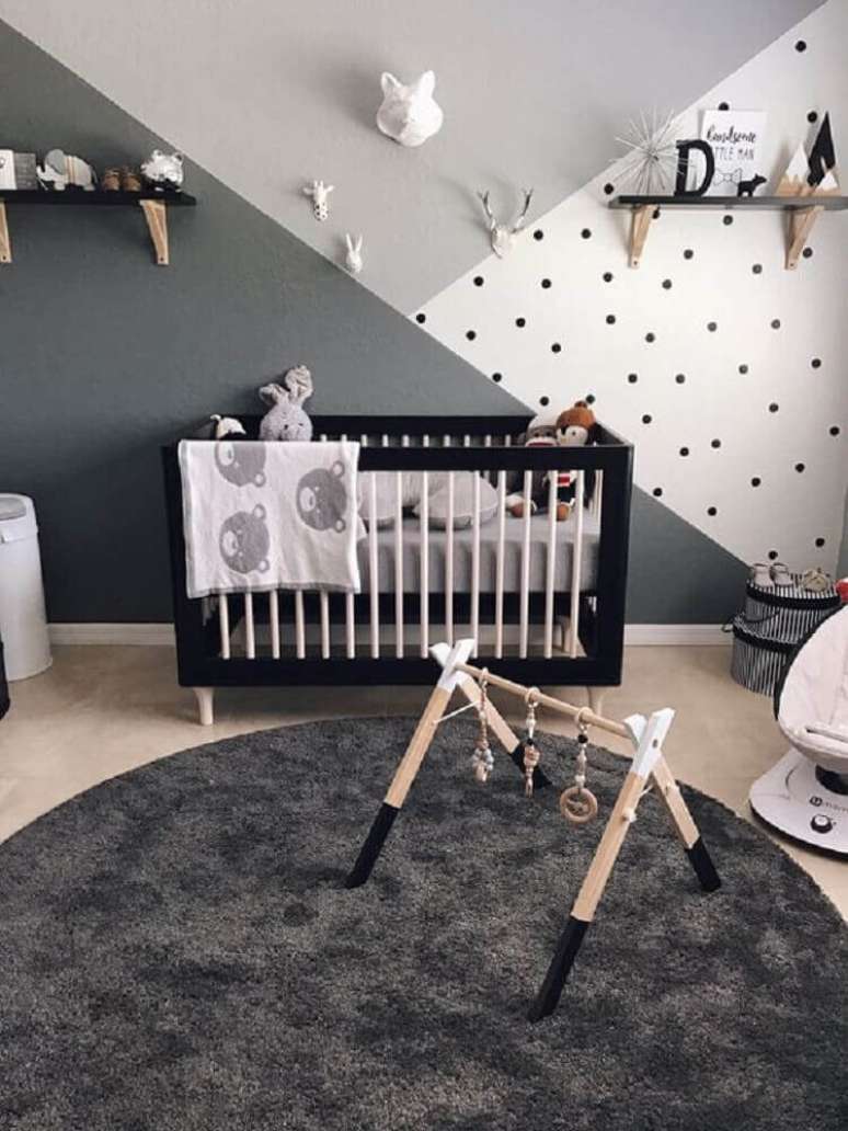 53. Linda decoração para quarto de bebê moderno todo em tons de cinza com berço preto – Foto: Baby Shoes