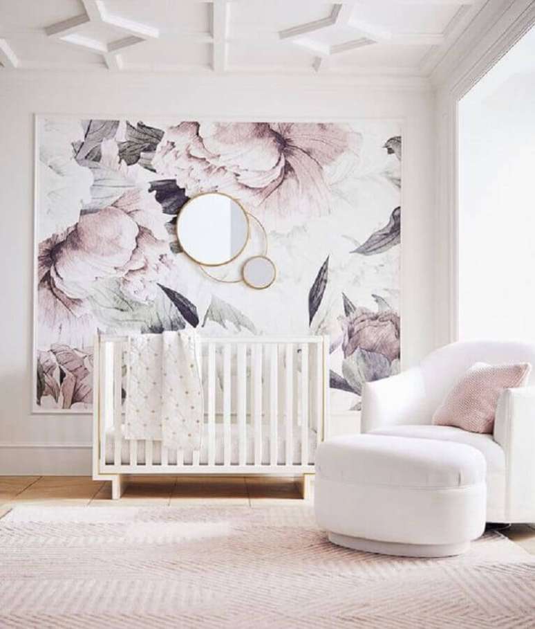 54. O quadro com desenhos de flores deu um toque super delicado e feminino ao quarto de beb&ecirc; moderno com espelhos redondos &ndash; Foto: Pinterest