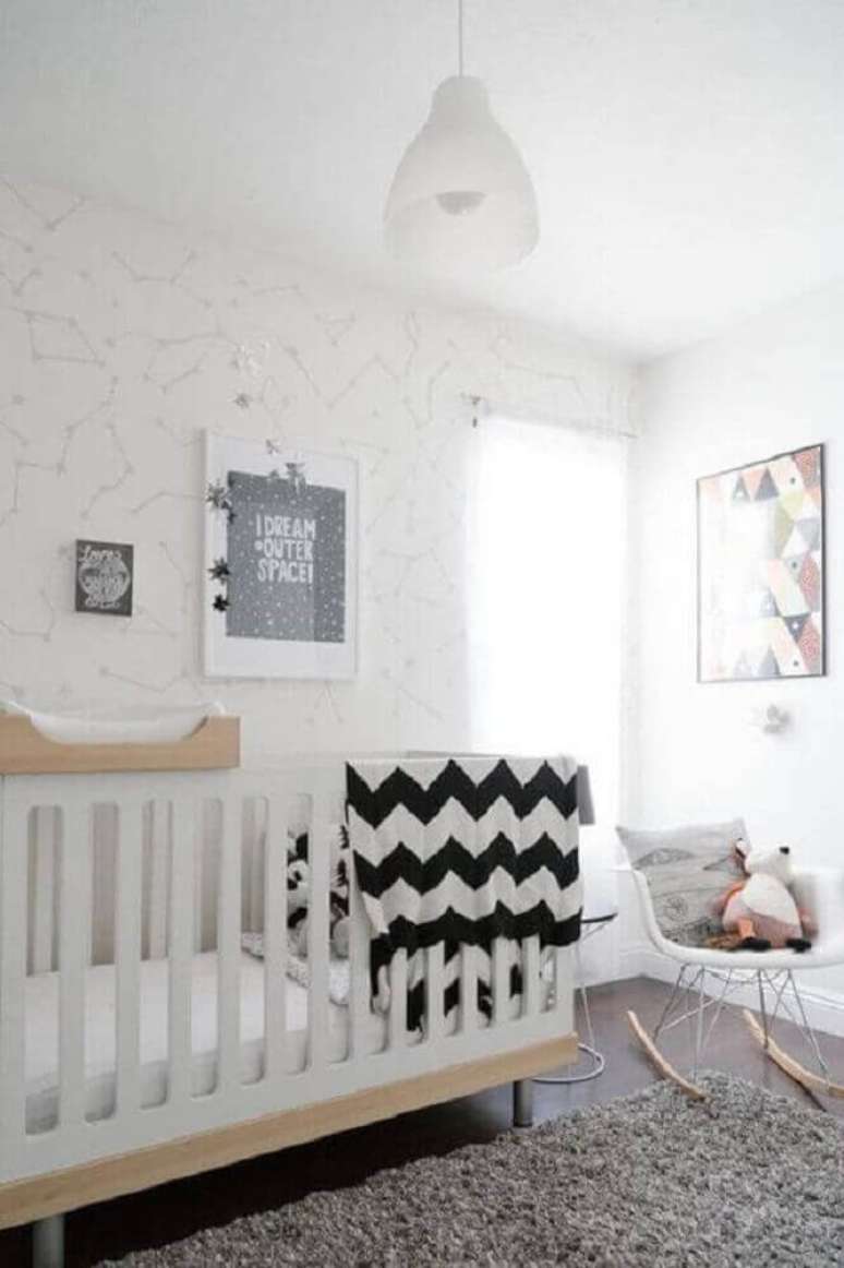 55. Quarto de bebê moderno todo branco decorado com papel de parede e cadeira de balanço – Foto: iFuun