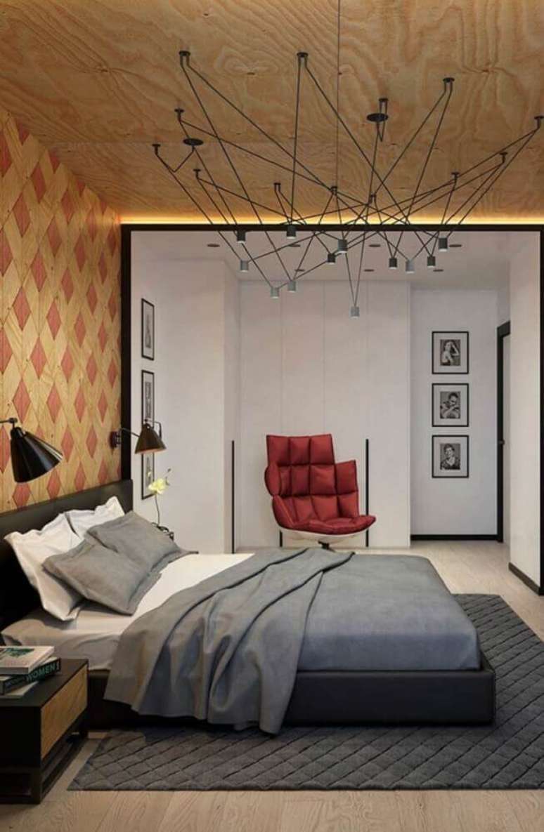 2. Decoração para quarto de casal moderno com luminária diferente sobre a cama e tapete cinza – Foto: Pinterest