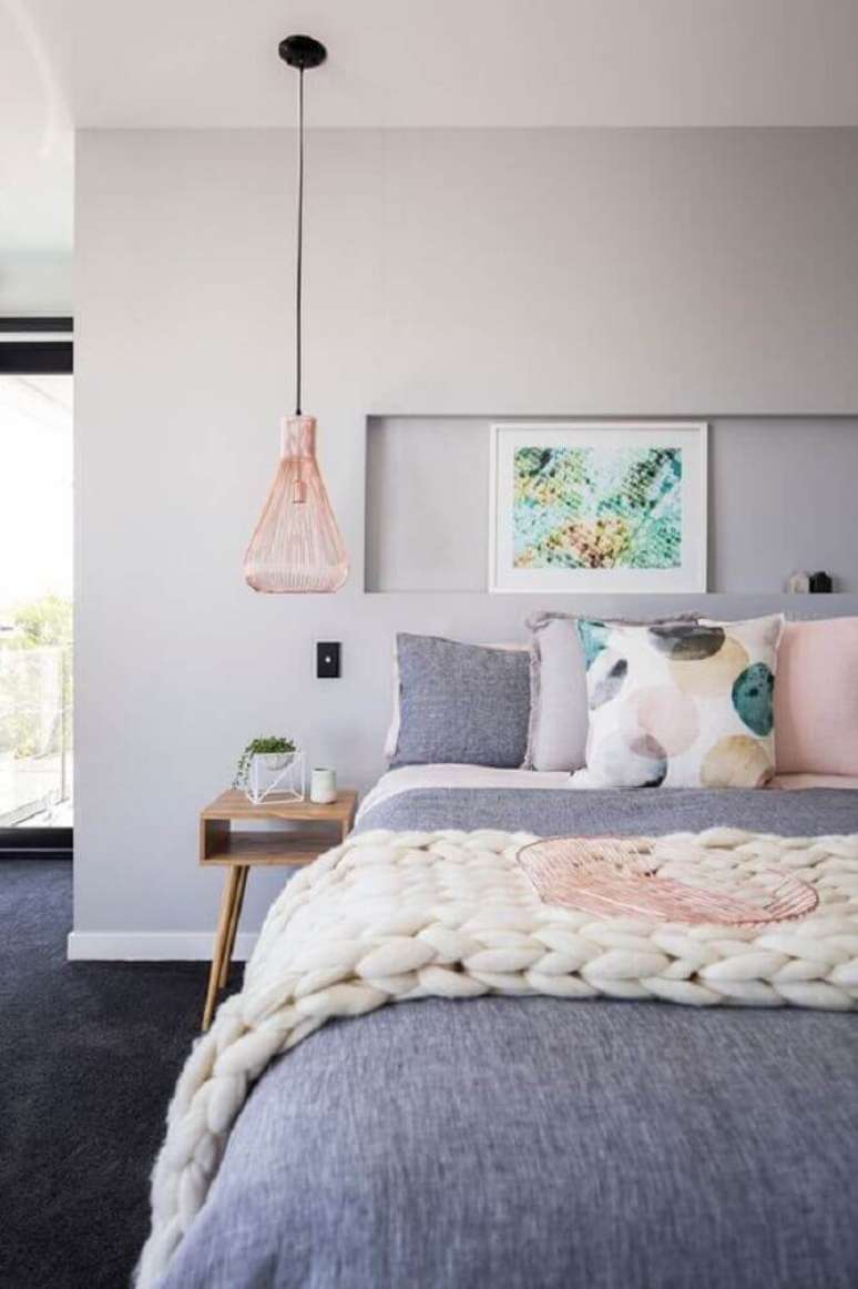 68. Quartos femininos jovens modernos decorados em tons de cinza e rosa com criado mudo de madeira – Foto: DesignRulz