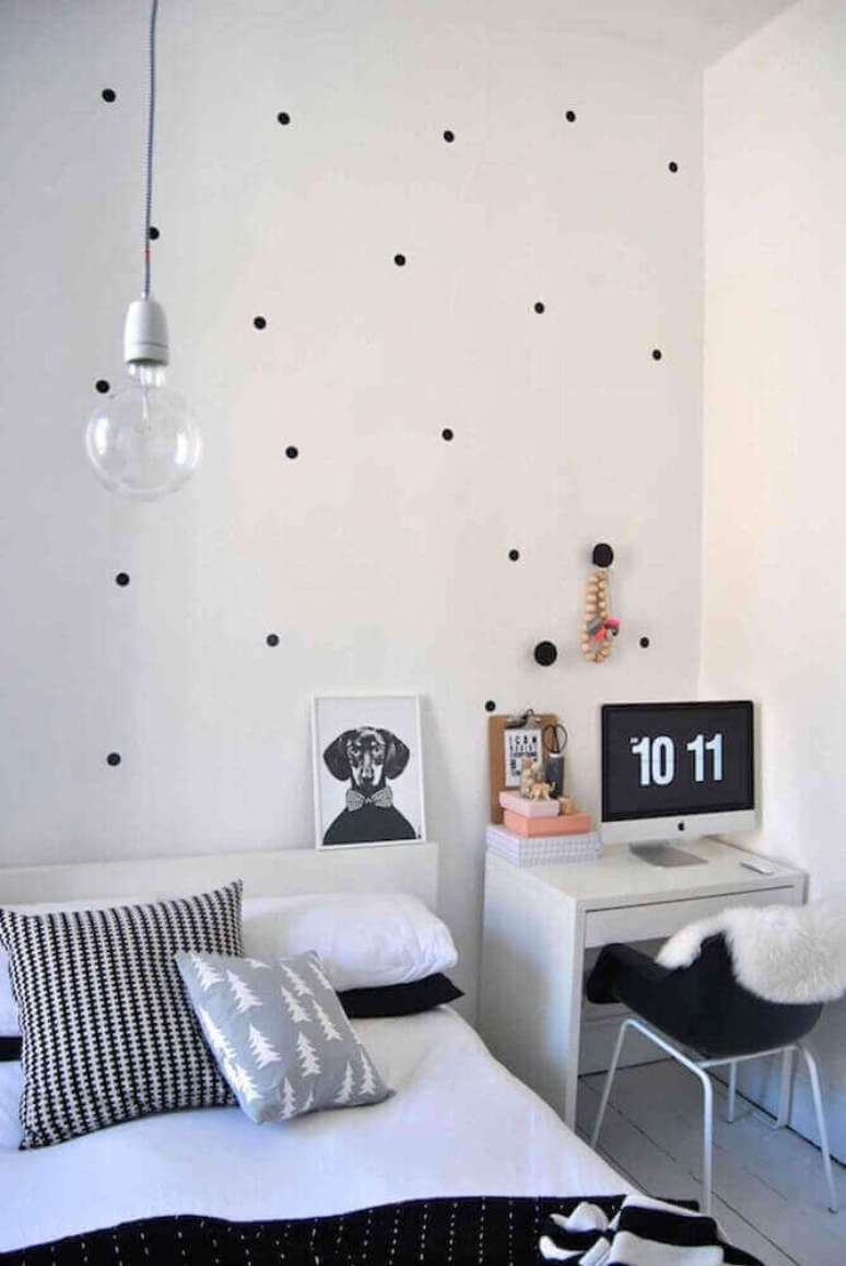 77. Quartos modernos decorados em preto e branco com papel de parede de bolinhas &ndash; Foto: Fresh Design-Pedia